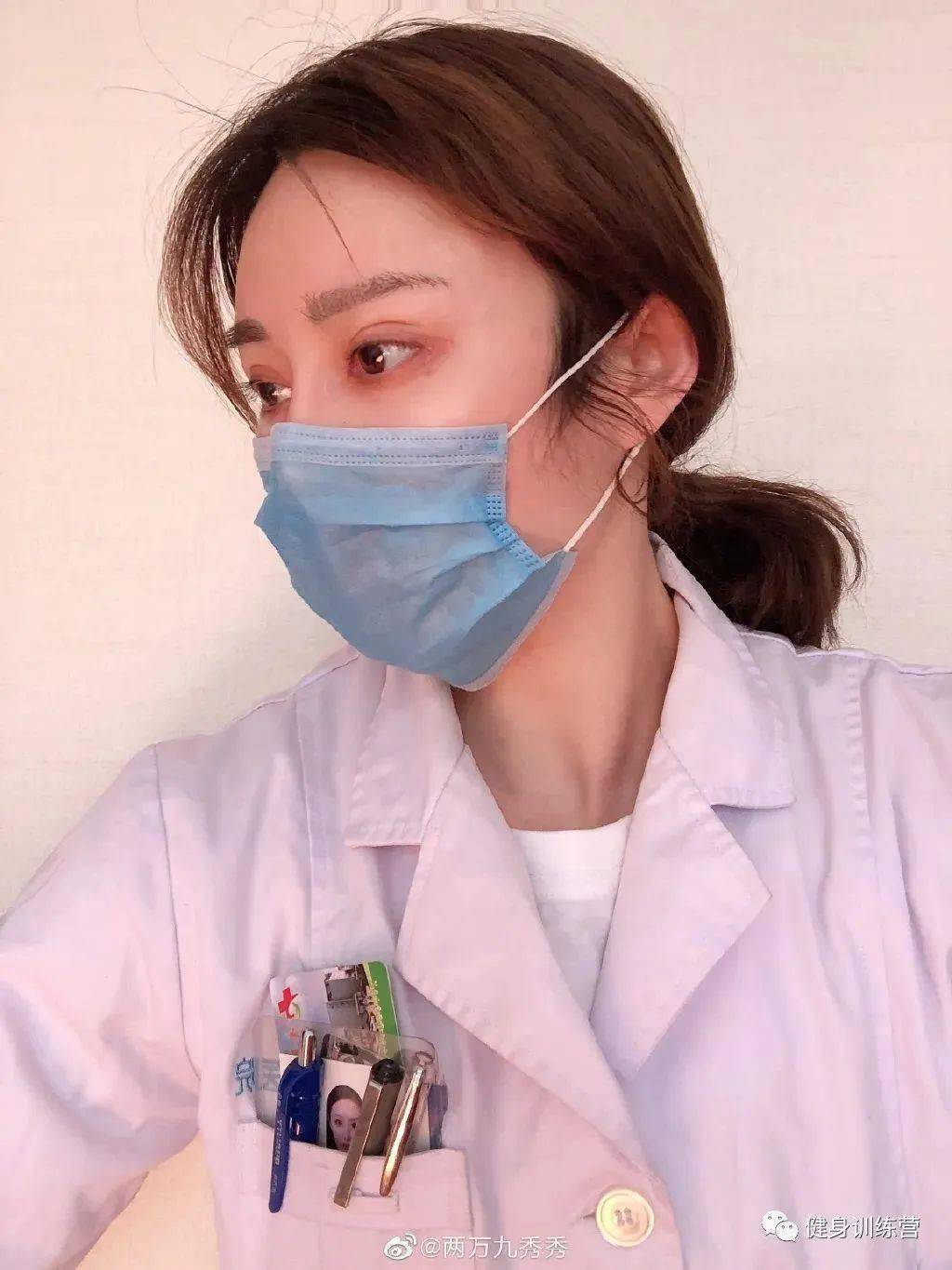 31岁女医生怀孕6月秀腹肌网友我还不如一个孕妇