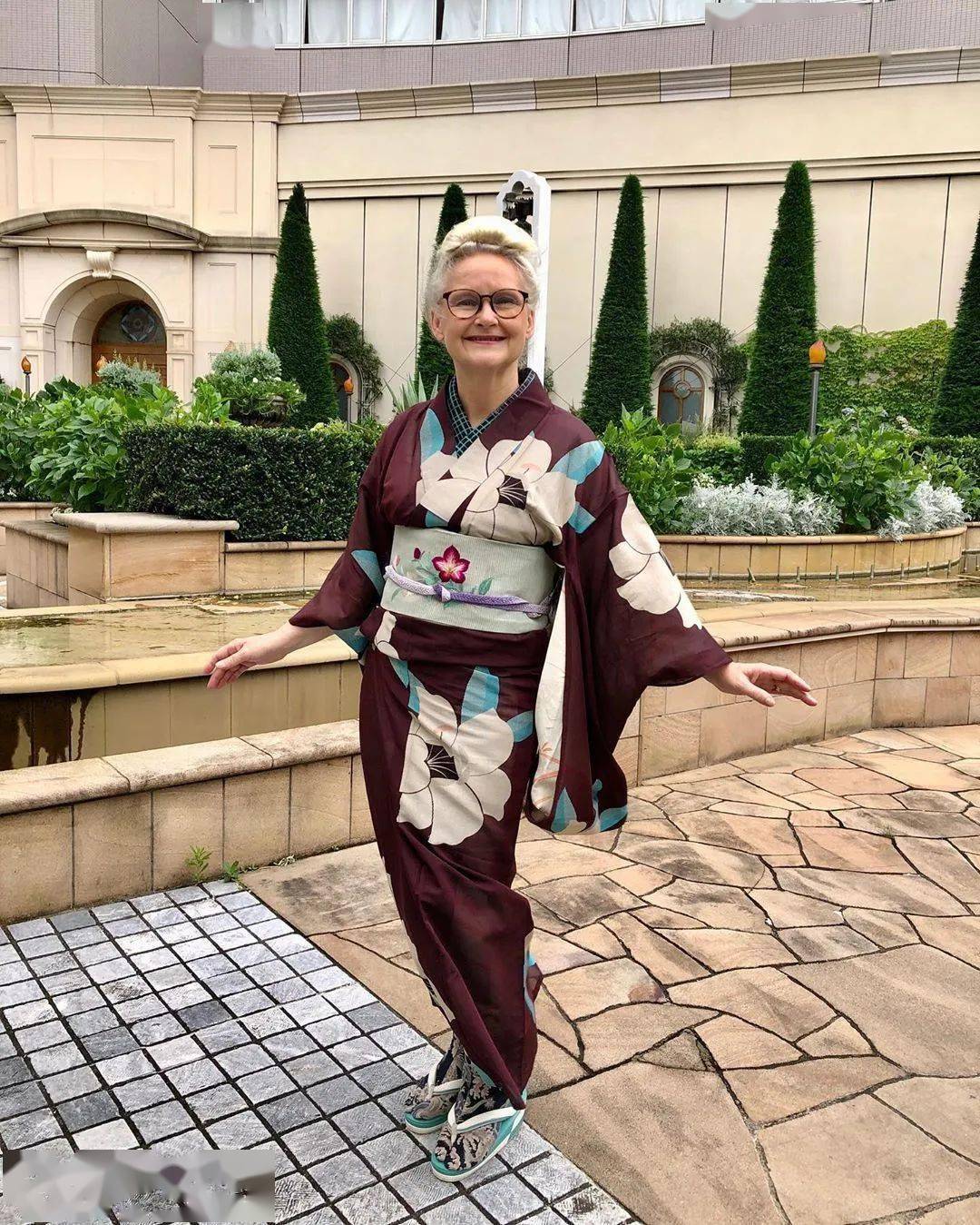 大学教授还是研究和服的专家她不仅热爱和服也许穿和服最美的英国老人