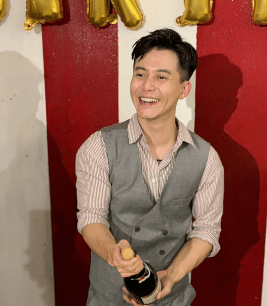 鬼冢在《杀手》饰演过场的客人,《迷网》则饰演黑帮头目天九.