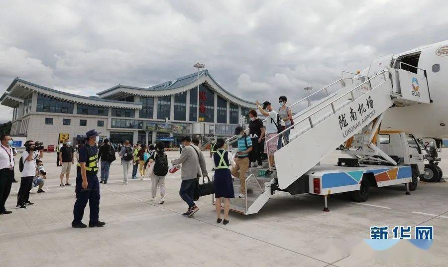 摄)7月15日17时10分,伴随吉祥航空ho1041航班平稳降落在甘肃陇南机场