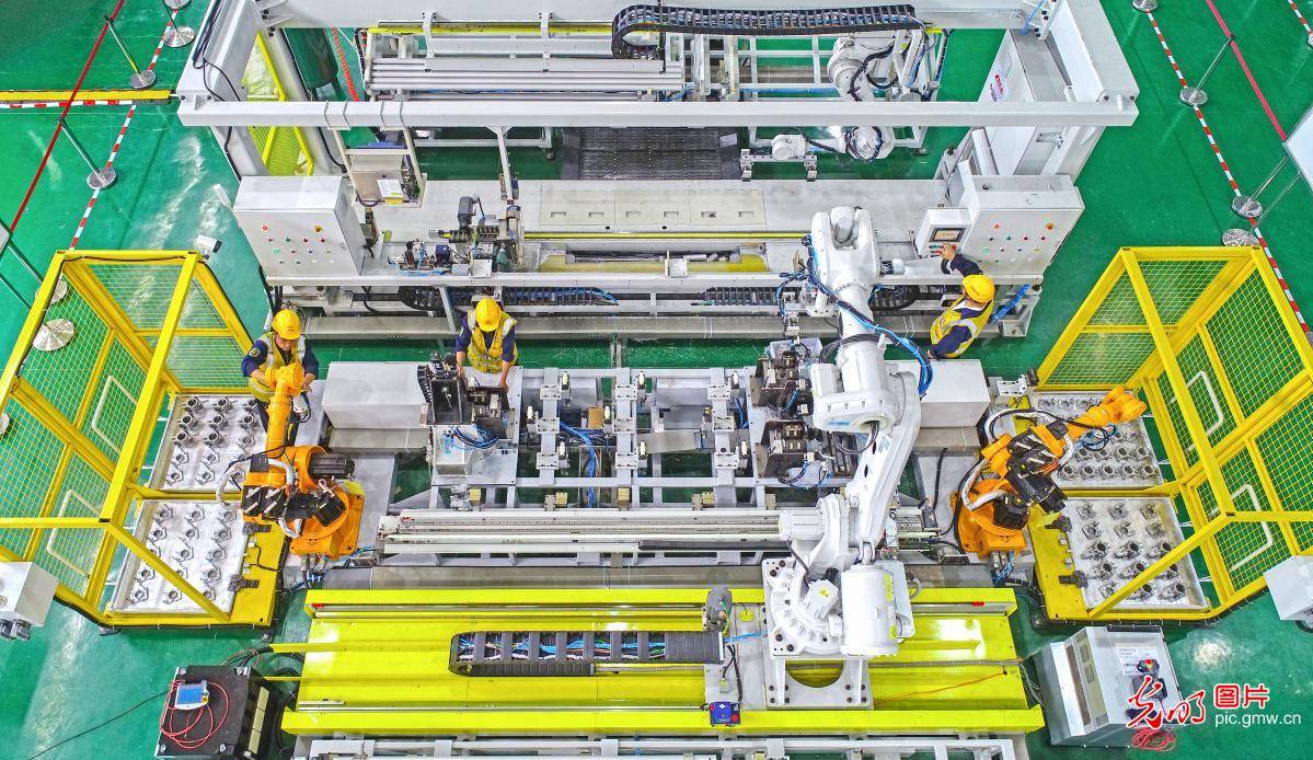 车间调试设备,该生产车间具备日平均预配110组腕臂的批量化生产能力