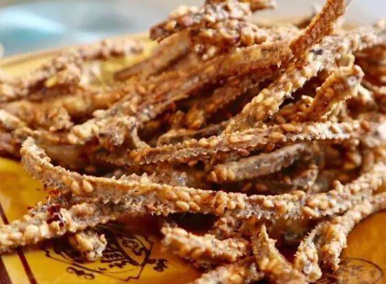 再整一碗热腾腾的白米饭,挖一大勺红烧鳝鱼盖上去,那个下饭的呦~忍不