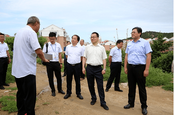 叢建旭,張強在柴峰東山察看私搭亂建整治情況