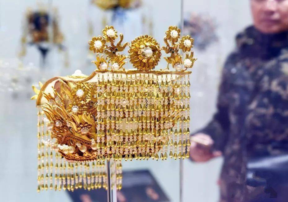 他用60年做出惊艳世人的凤冠霞帔!被称为粤剧界的"活字典"!一生一事,