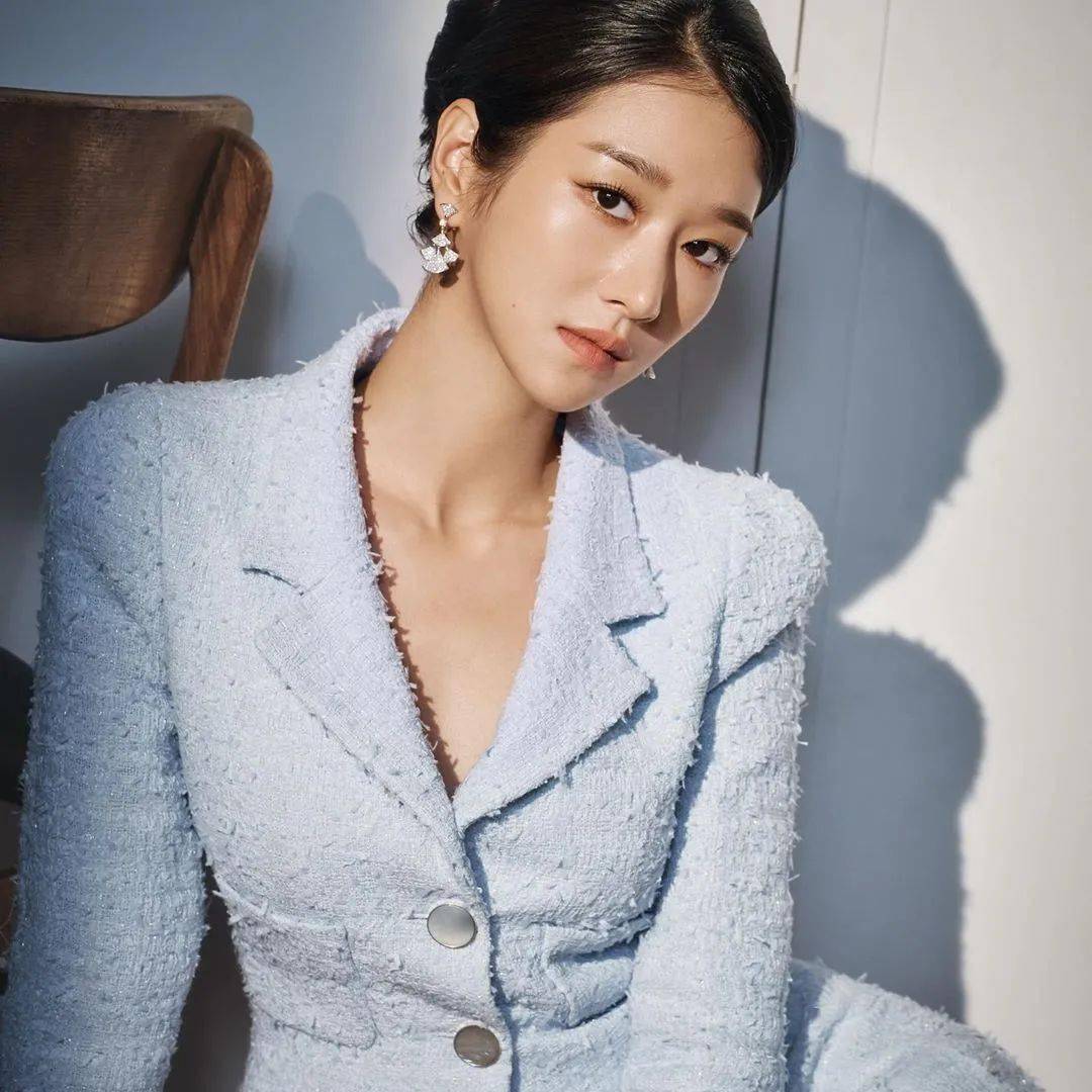 比起摸金秀贤的腹肌,我更想拥有他身边这个女人的同款衣橱!_高文英