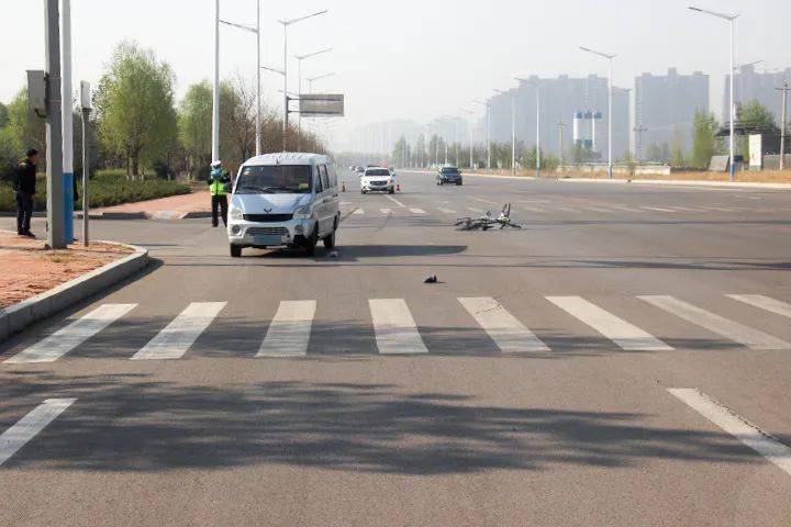 電動自行車,三輪車在路段上橫過機動車道,應當下車推行,有人行橫道