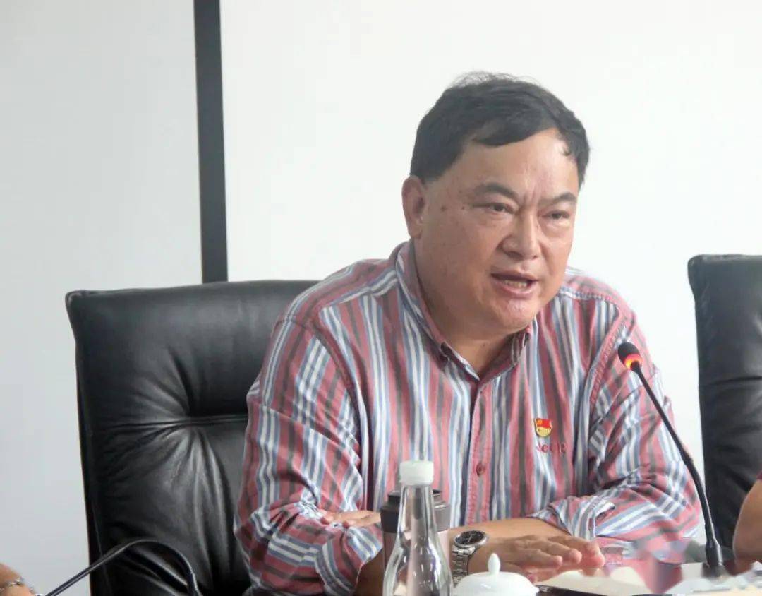 学校召开中层干部大会