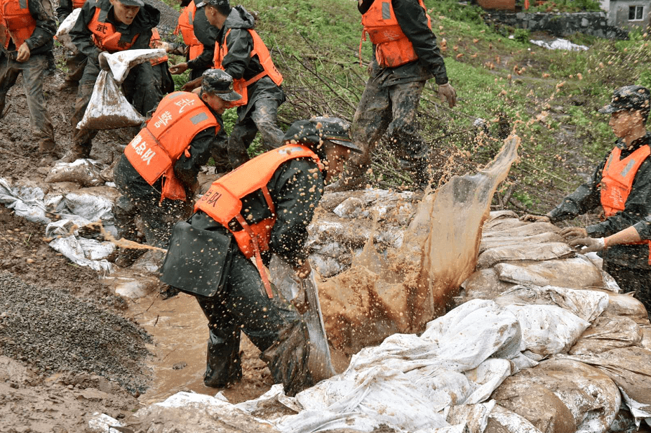 突发管涌!武警合肥官兵迅速抢险!
