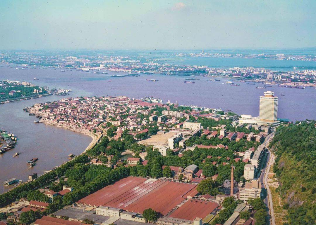 "严越培介绍,上世纪70年代,他离开部队后,随家来到武汉工作.