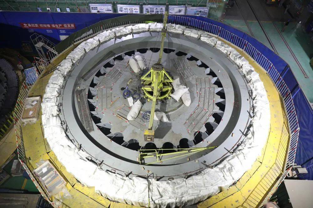 全球首台百万千瓦水电机组转子磁轭热加垫顺利完成