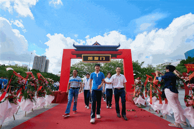 踏上了十八岁的阶梯,十七岁的你们,一步一个脚印,踏上红地毯,迈过成人