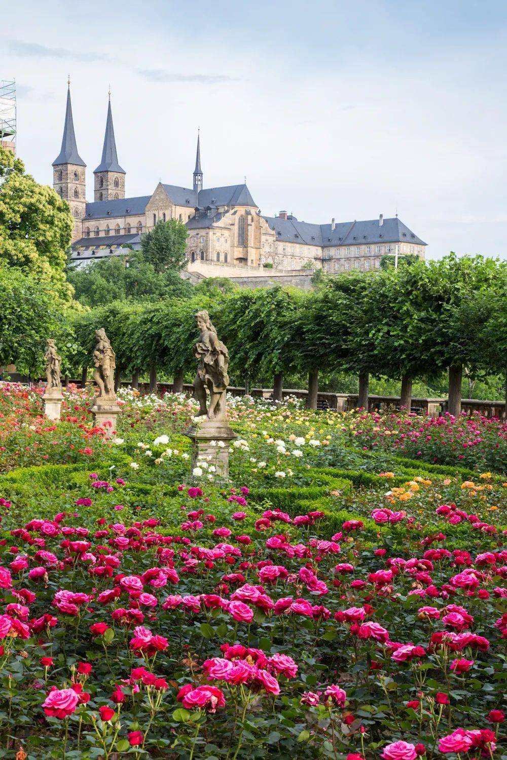 玫瑰园(rosengarten)是新宫的宫廷花园,这座巴洛克式园林盛满了芬芳的