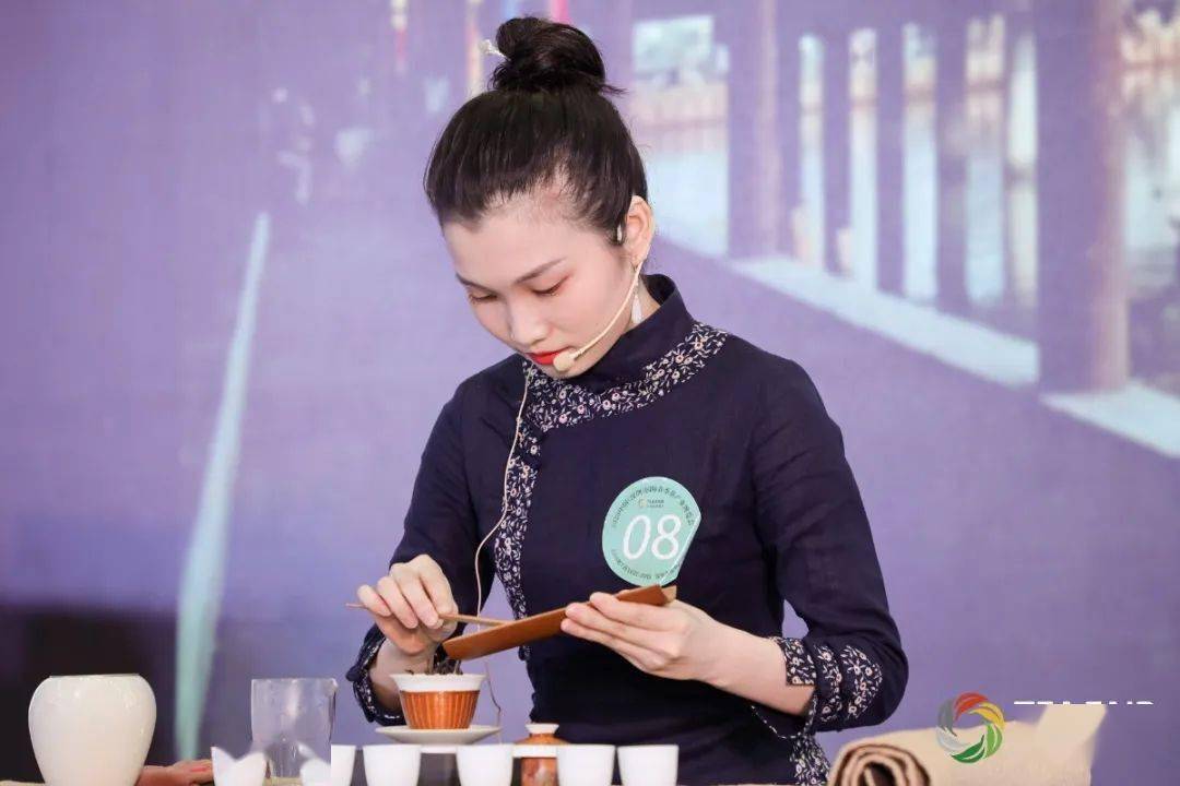 张媛媛余世萍陈乐煌苏青青蔡鑫颖赵卫欣孙丹宁选手们专注手中的那杯茶