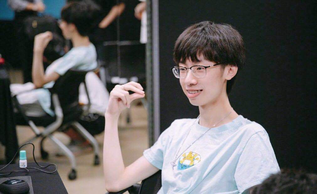 宝蓝迎来21岁生日粉丝为其庆生网友称真的豪气