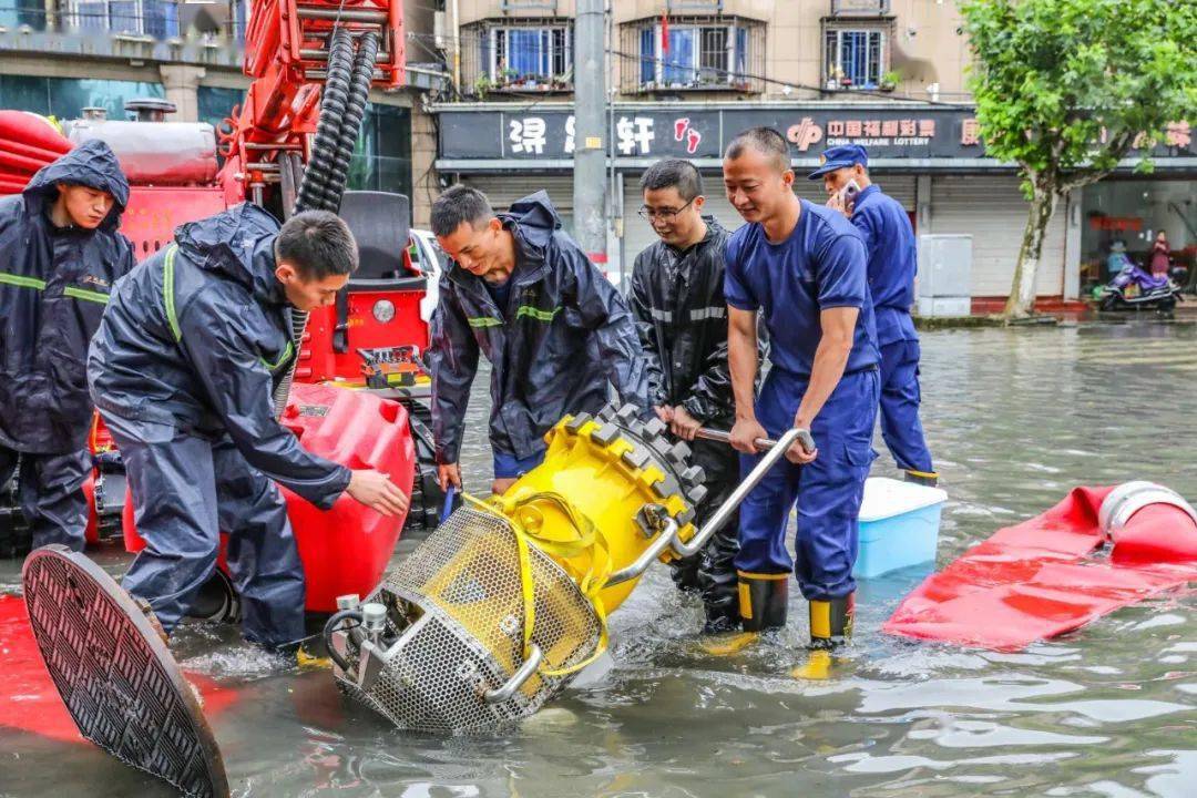 "7月16日,湖州市南浔区志愿者联盟组织志愿者来到辖区内适园路排涝点