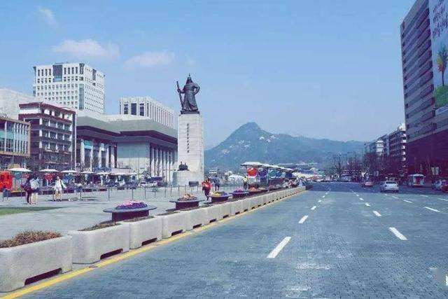 韩国首尔的国家广场面积太小了规模气势比天安门广场差太远