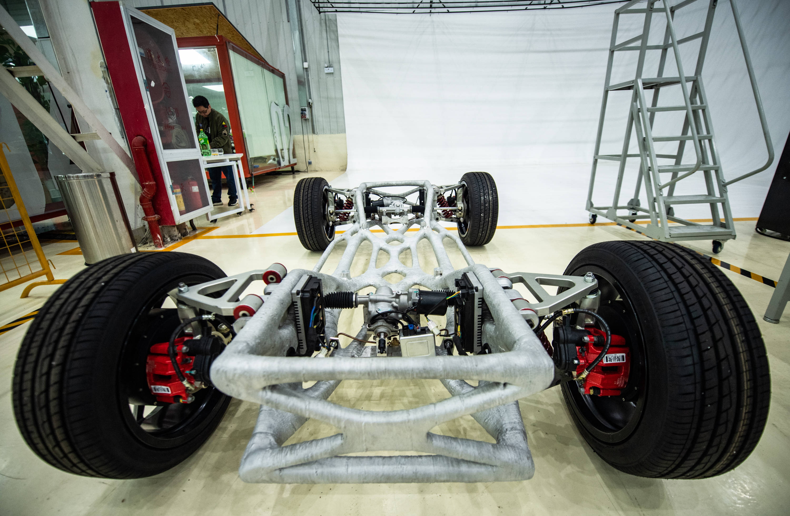 这是贵州翰凯斯智能技术有限公司生产的无人驾驶汽车底盘(6月13日摄).