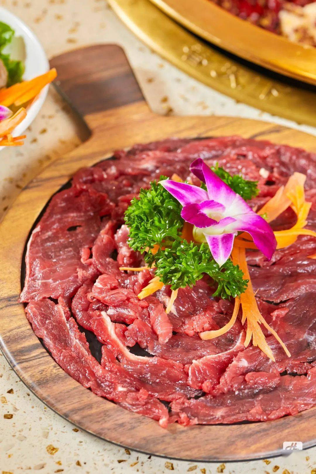 现切的鲜牛肉散发着诱人的色泽,近看还能看见紧实的肌肉纹理.