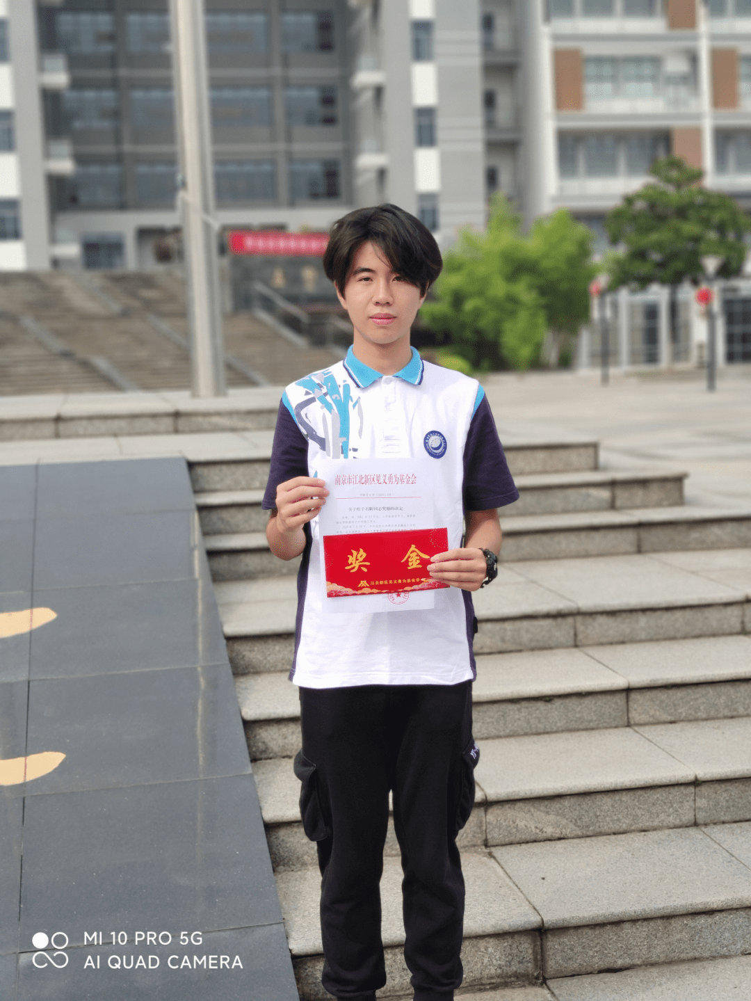 好样的扬子二中高三学生勇追交通肇事逃逸者