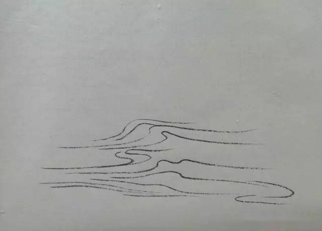 斜上走势,自然排列重复造型不断增加中间加以线条形成水纹形似小山丘