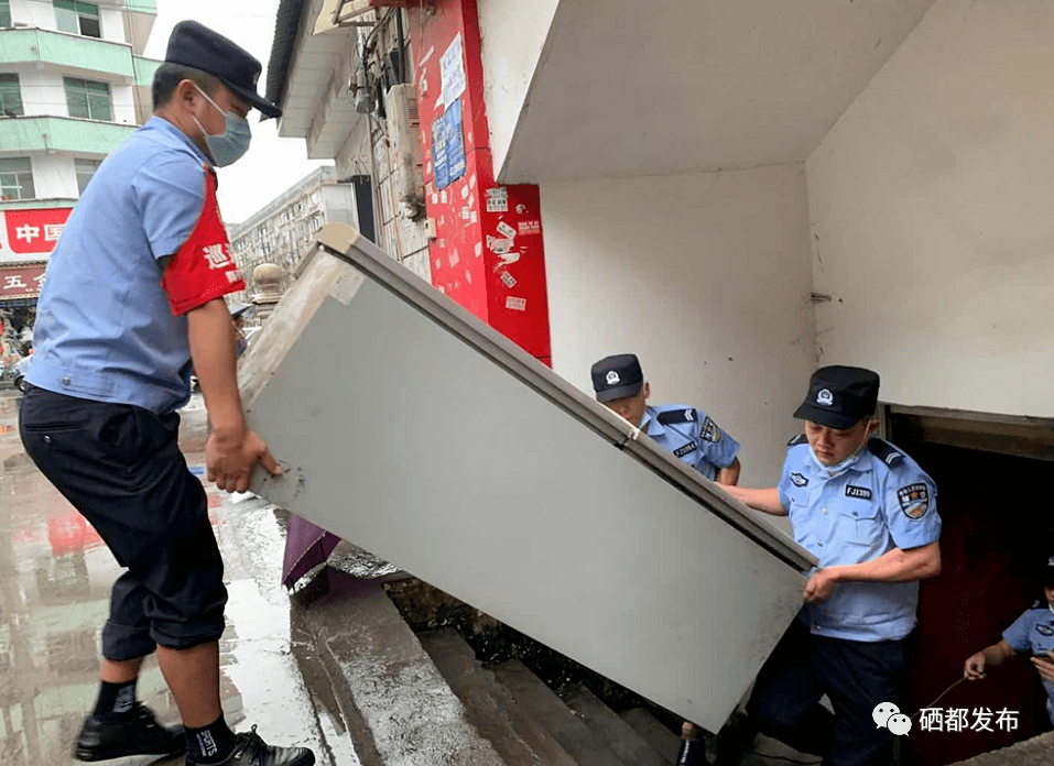 挺住恩施遭遇暴雨袭击众志成城保卫恩施