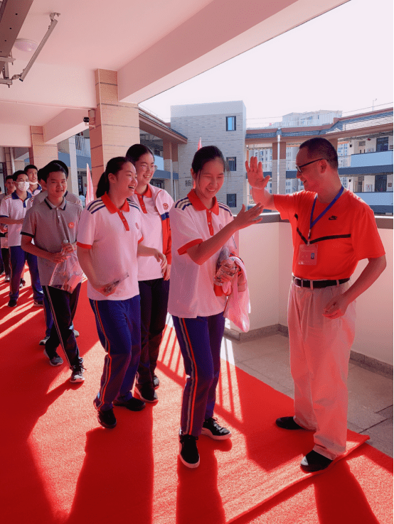 18日考试当天,孙巧平校长,杨毅清副校长带领九年级全体老师们或是与