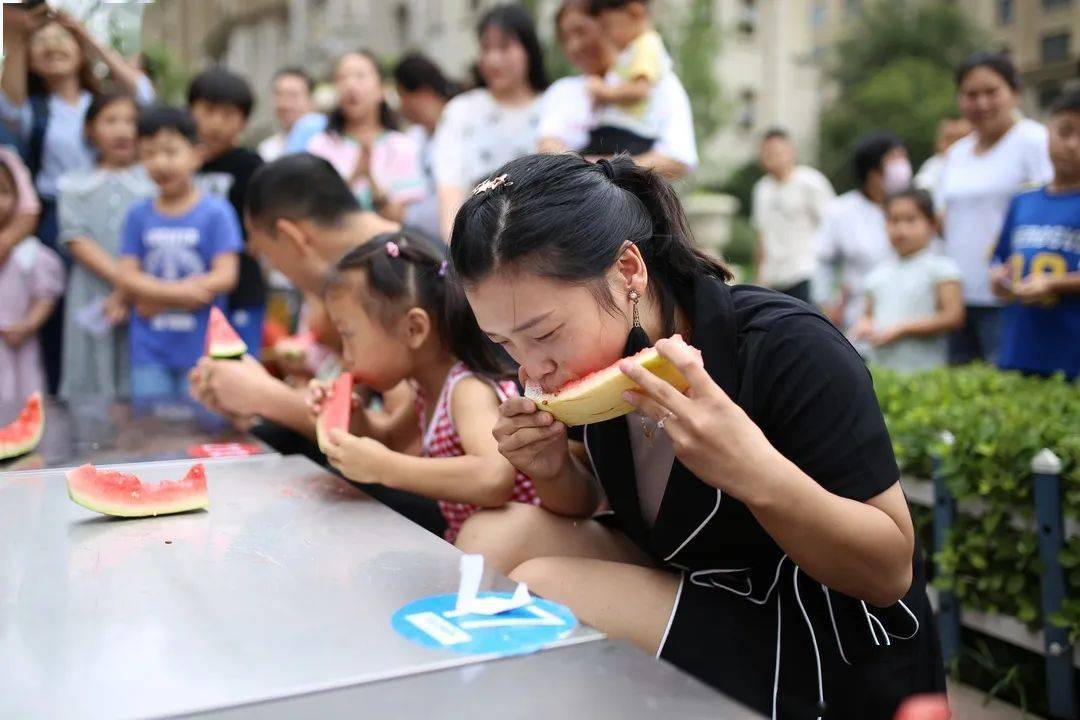 吃西瓜大赛|这是"人体榨汁机"吗?