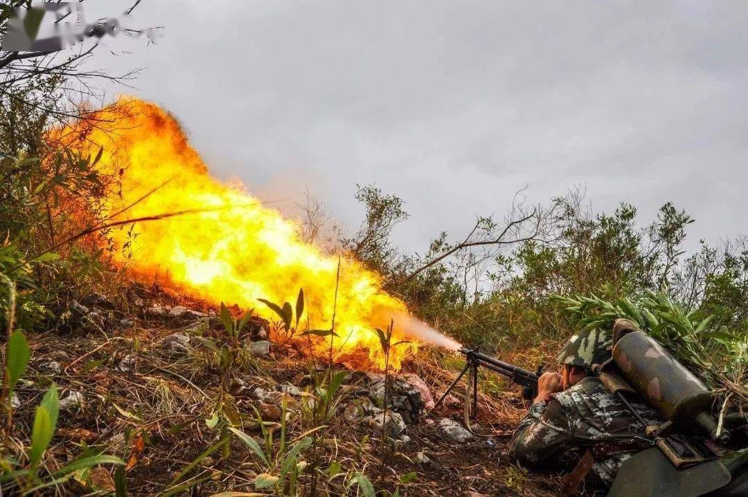 原創文章 與您分享 近日,中國海軍陸戰隊某大隊50多名新兵首次噴火器