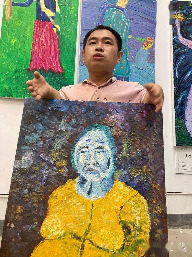 90后小伙昔日当"小丑",现在成画家_沈明辉