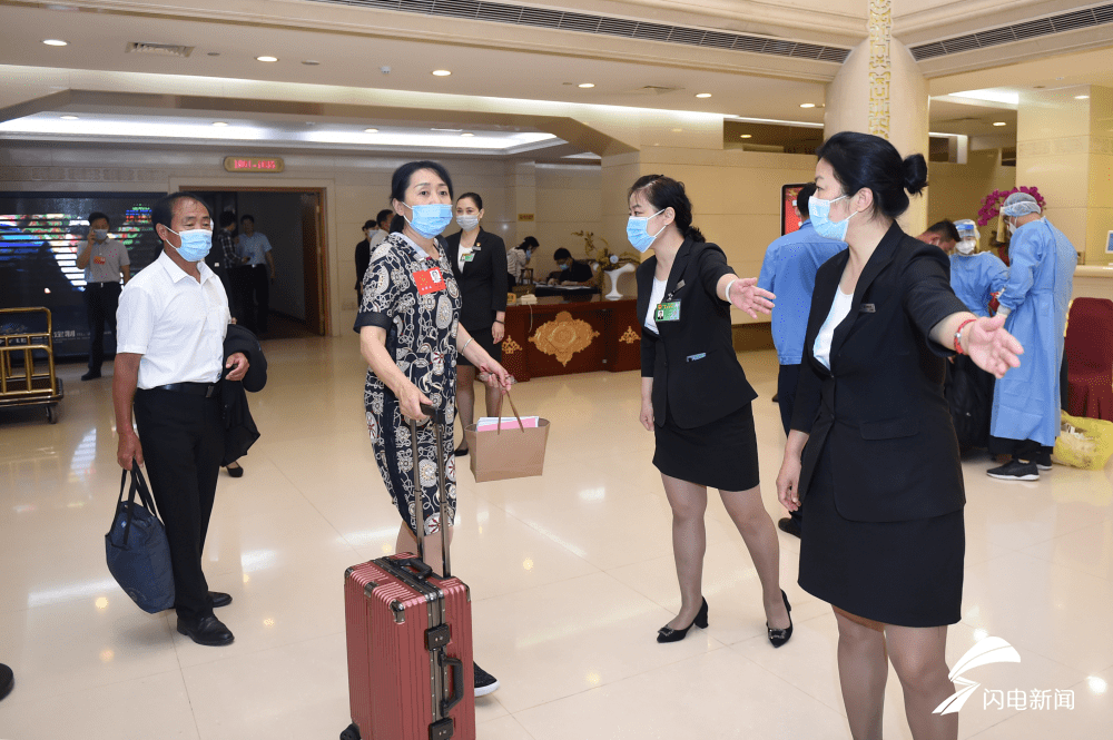 组图|出席山东省十三届人大四次会议的人大代表今日报到