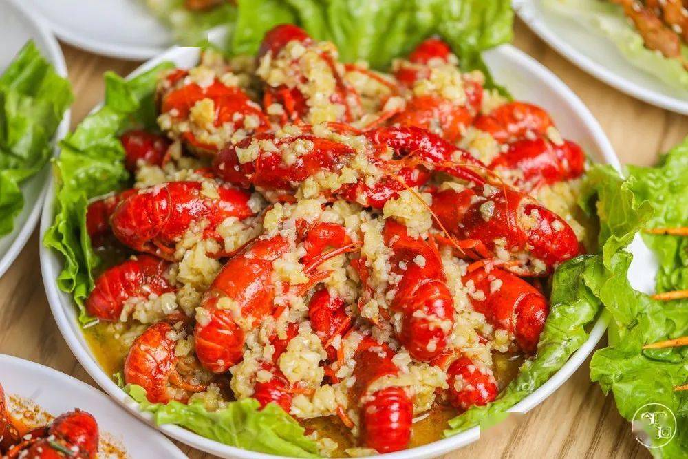 蒜香浓郁:金汤蒜蓉虾