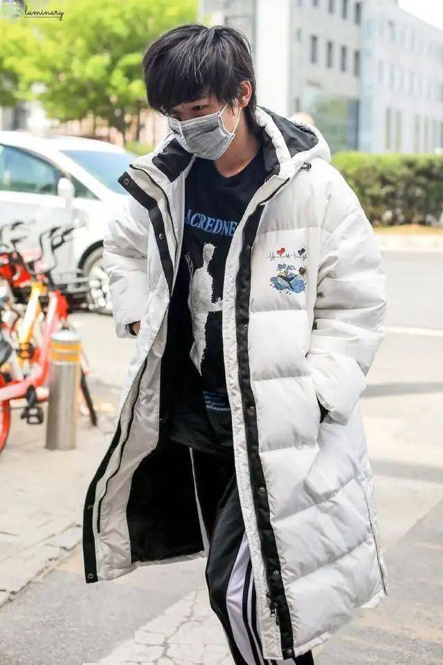 更夸张的还有宋亚轩这四月底穿羽绒服,港真,孩子不会被捂傻吗?