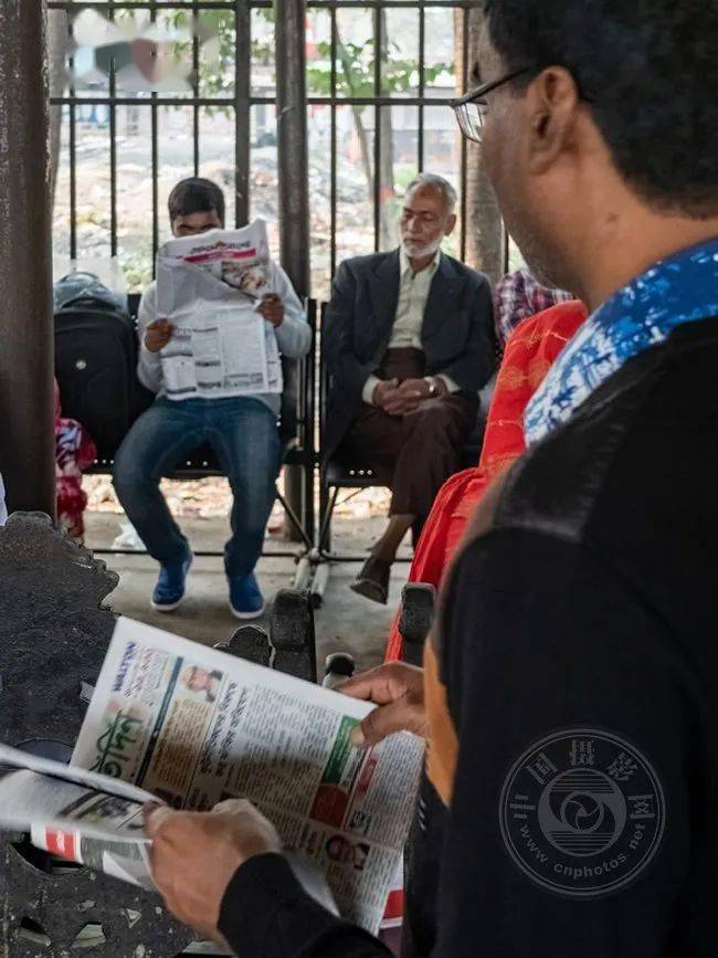 原创孟加拉国拿起报纸阅读无处不在