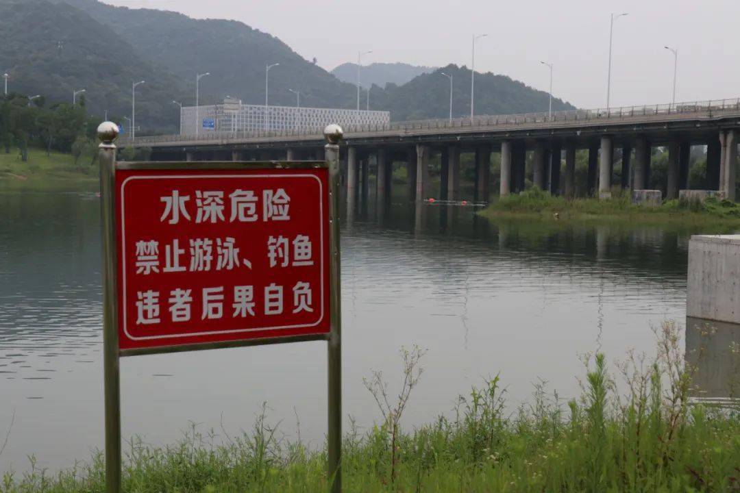 湘江集团湘新水务公司工作人员劝导市民石塘水库也并不宜被当作泳池
