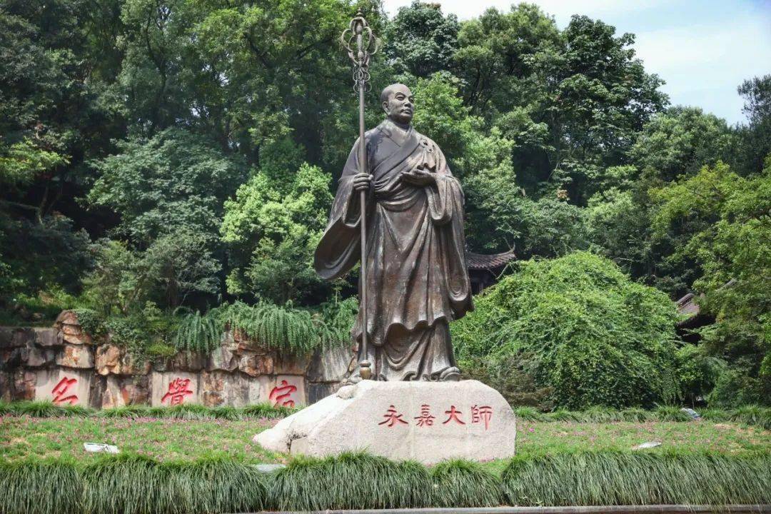 史料记载并不很多,所幸大师的两部著作——《永嘉禅宗集》和《永嘉