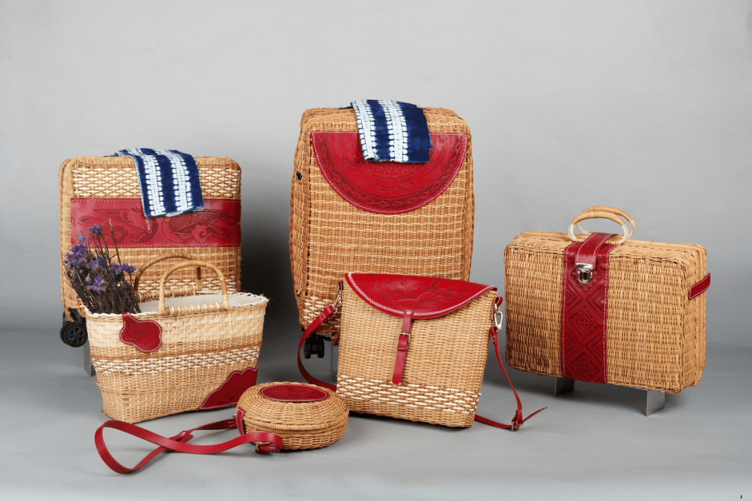 结合,通过与其它材质进行跨界组合创新,运用多种编织技法及皮雕工艺