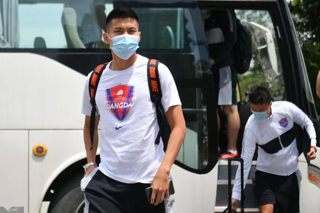 重庆当代足球队抵达苏州赛区记录!