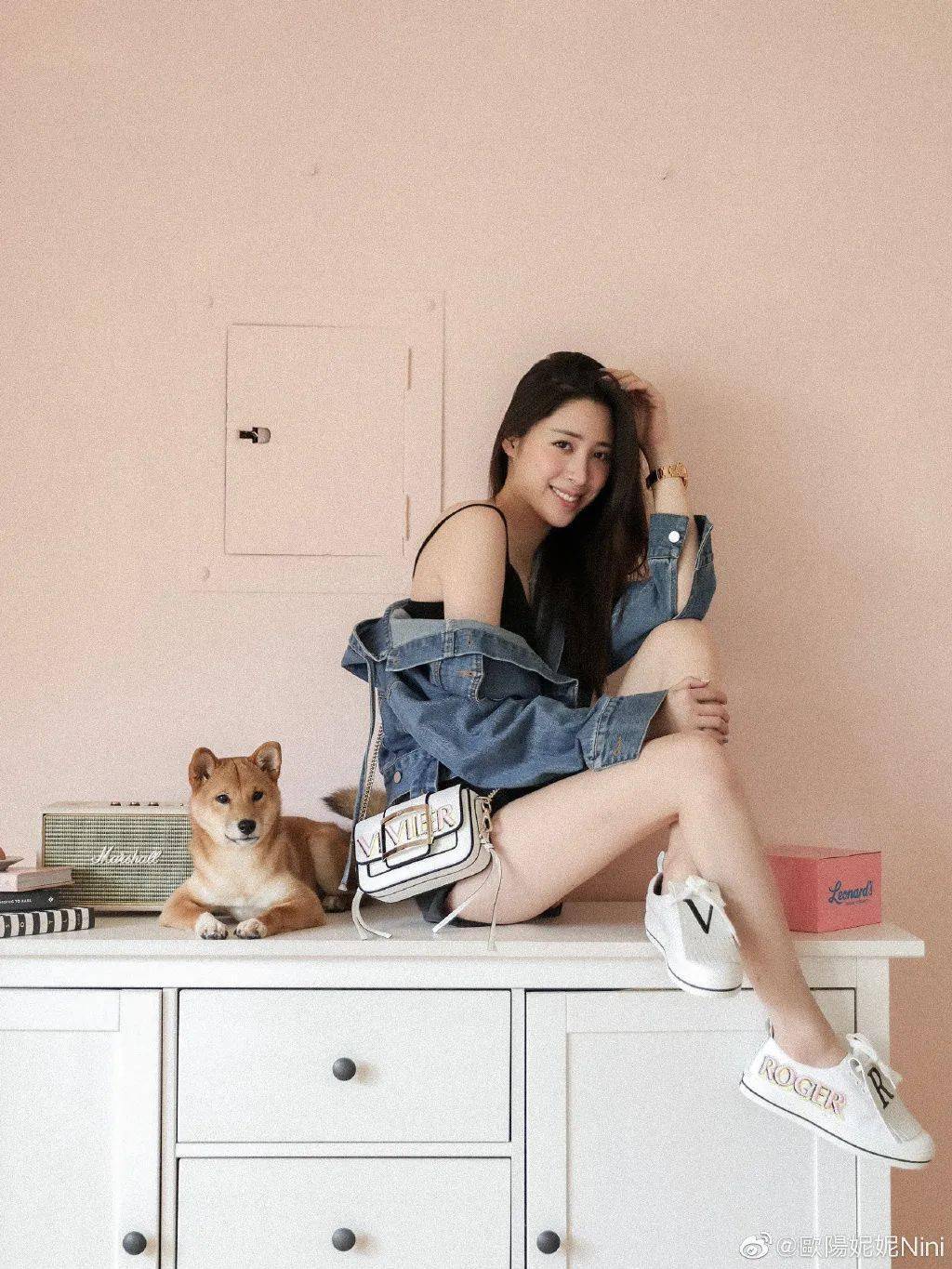 姐姐欧阳妮妮从小练体操,身材修长高挑,168cm的身高配上大长腿,看起来