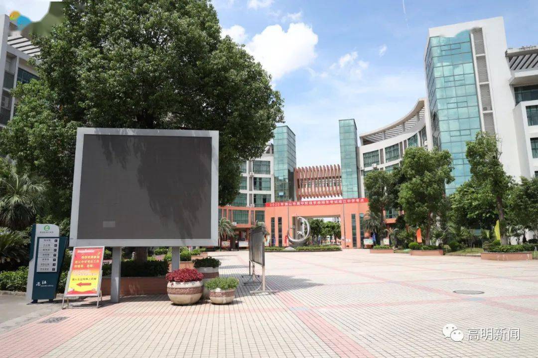 虽然与考点沧江中学一路之隔,但由于天气炎热,学校为考生贴心准备了