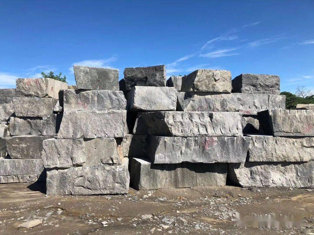 岩发荒料堆场岩发矿山资源【福建岩发石材】新矿芝麻黑:规格齐全,量大