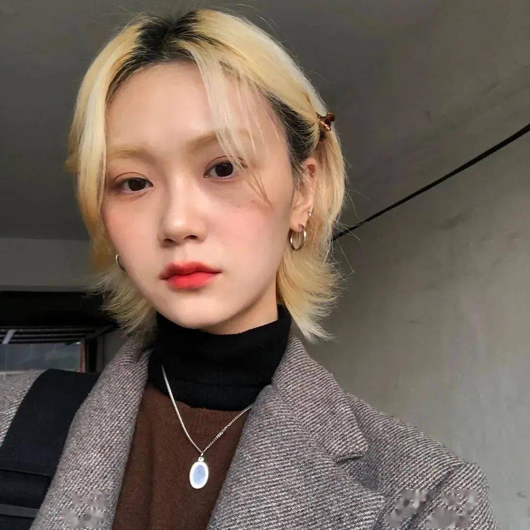 燕尾发就ojbk啦~(没有说郑秀晶头发少的意思)前面说了燕尾发比较中性