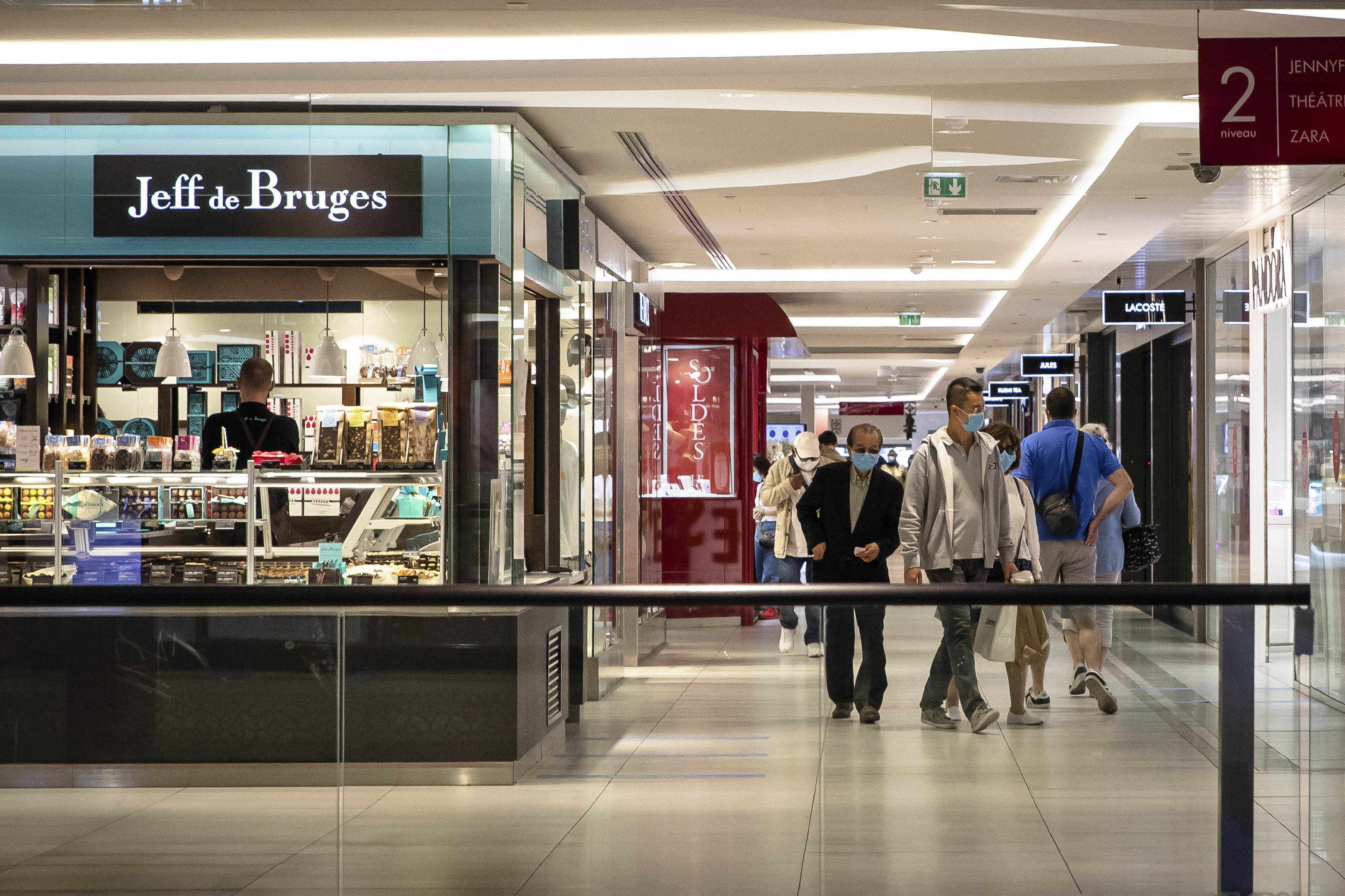 7月20日,在法国巴黎,人们戴着口罩在一家购物中心购物.