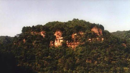 沿湖逆流而上,可探秘冷热风分离的魔幻阴阳洞,拜谒矗