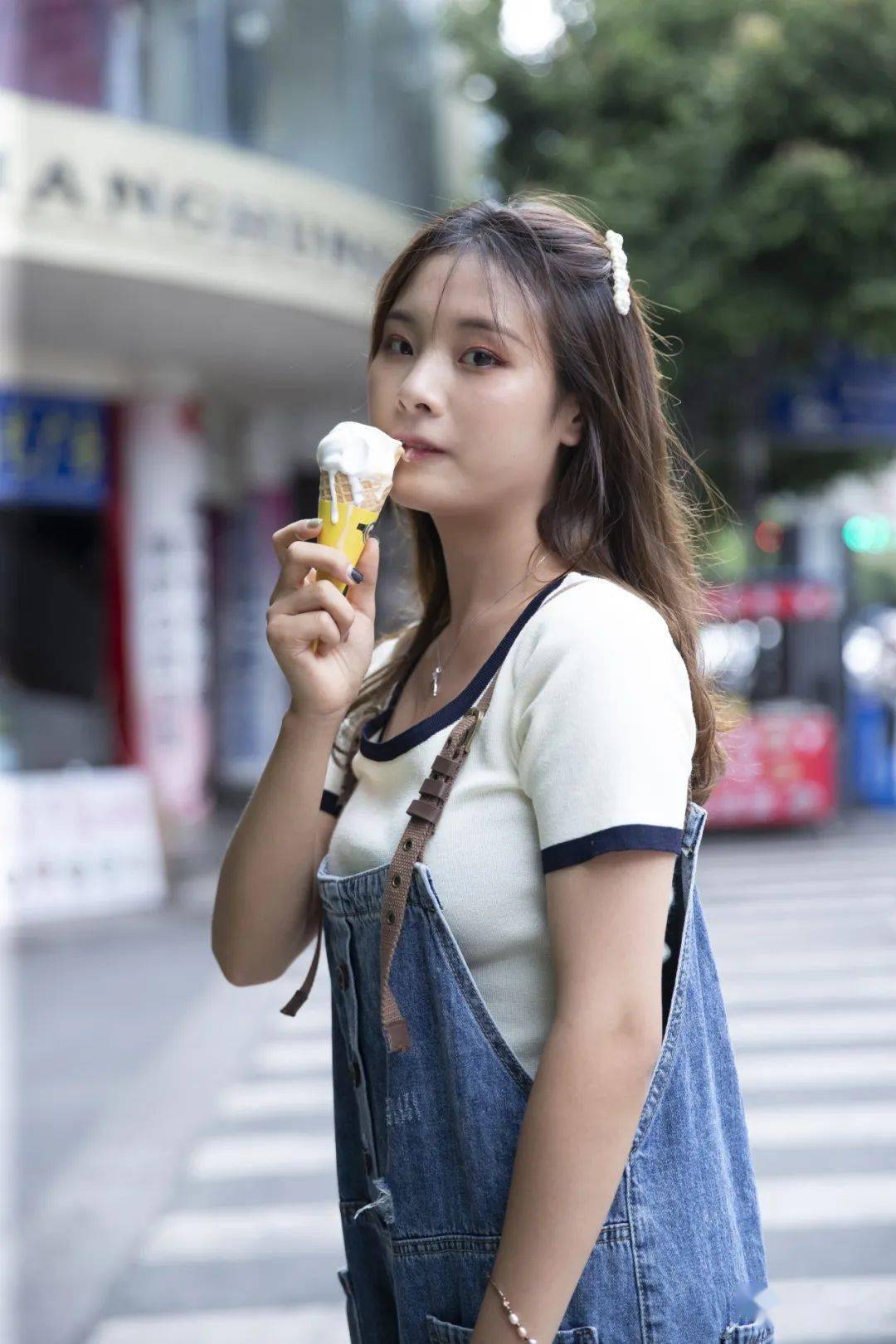 兴文帅哥美女出街温柔窈窕颜值爆表引得路人频频回头