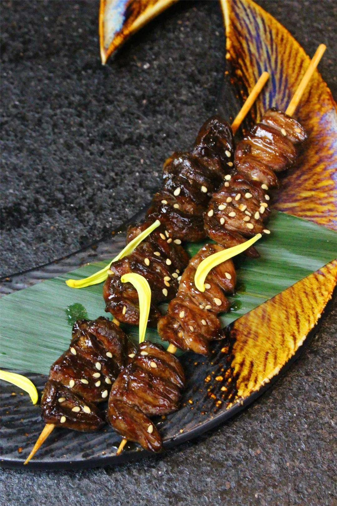 串烤鸡肾小小的一串,吃起来是不够的,这起码要一打起叫吧!