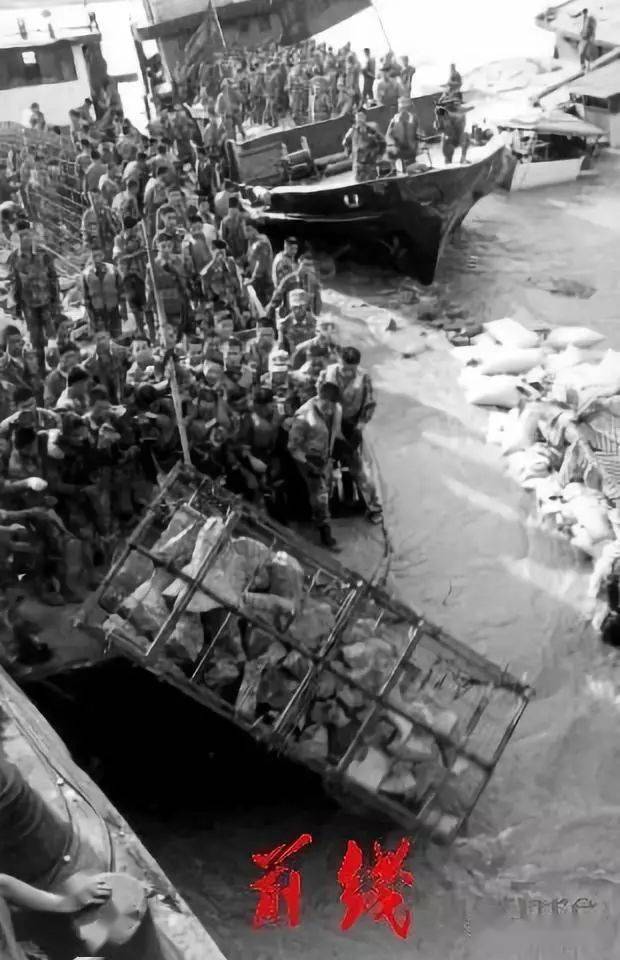 美丽的九江城便一片汪洋滔滔洪水滚滚而下九江市长江大堤决口8月7日共