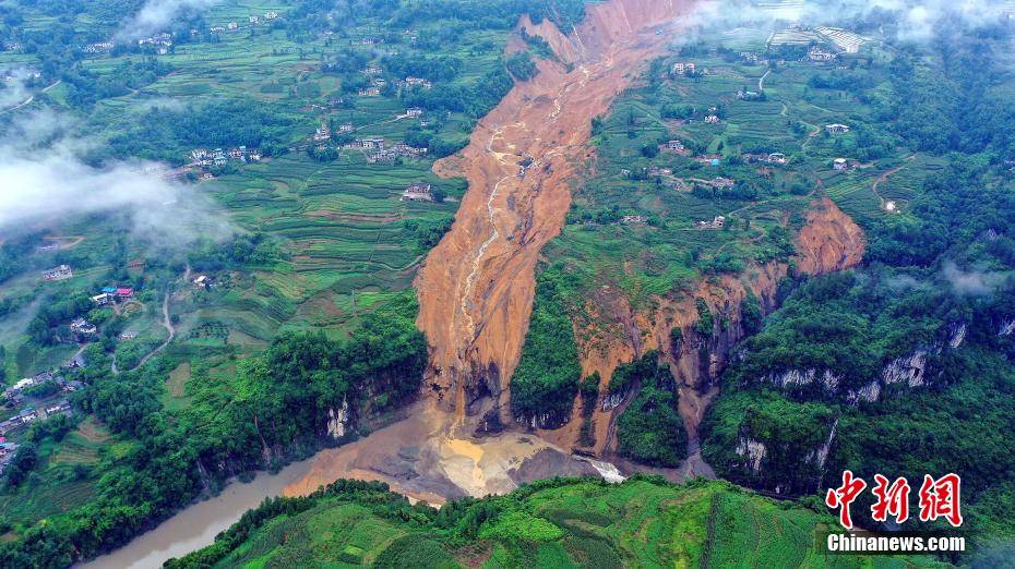 湖北恩施堰塞湖险情缓解洪水正持续下泄