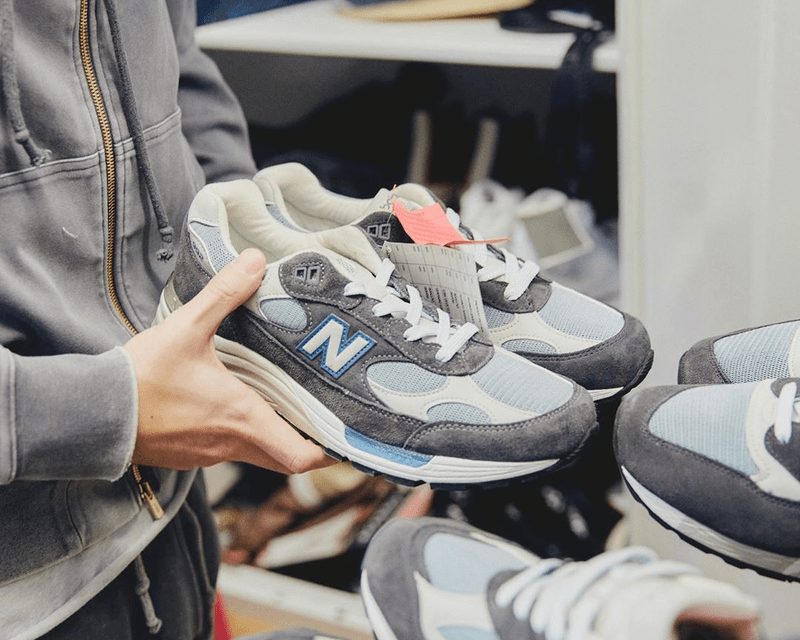 其中大家印象里比较深刻的应该是 wtaps 联名,元祖灰和kith联名的吧.