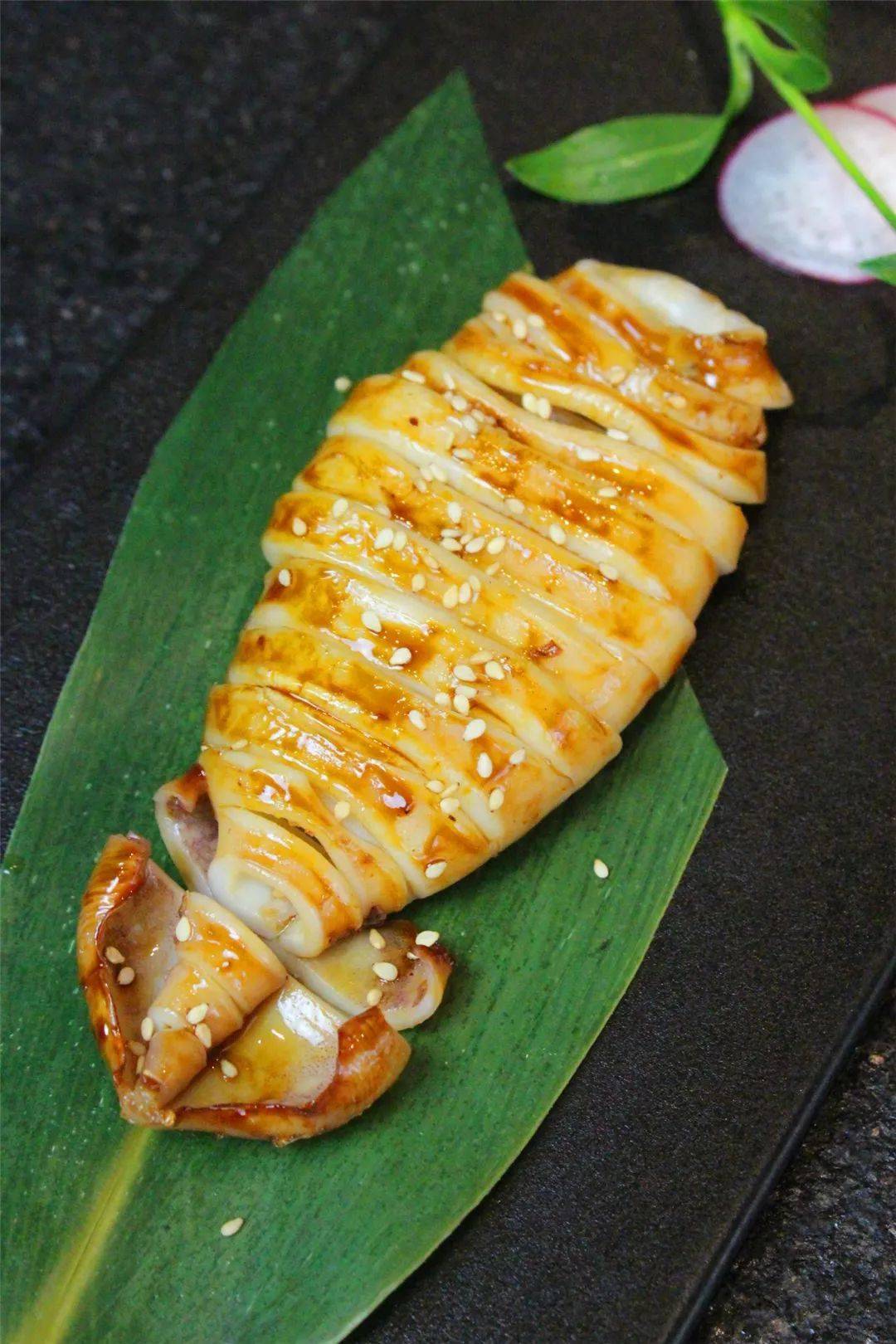 酥炸鱿鱼须椒盐口味的酥炸,酥皮香脆,内里鱿鱼肉质有脆劲,很好下酒!