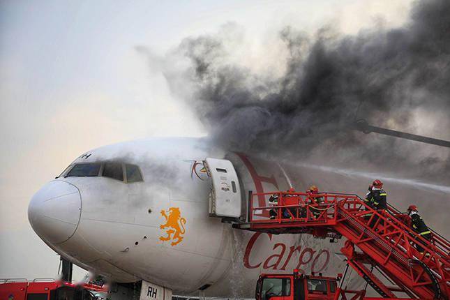浦东机场一架国际货运飞机着火,消防,武警协同合作成功扑灭火势